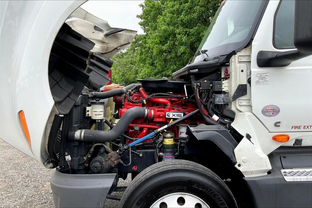 2021 CUM LT625 6×4 Sleeper