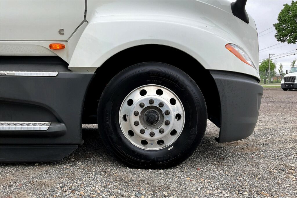 2021 CUM LT625 6×4 Sleeper