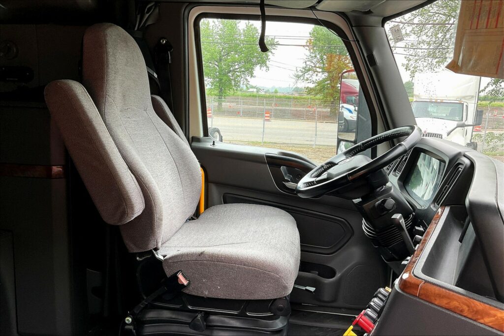 2021 CUM LT625 6×4 Sleeper