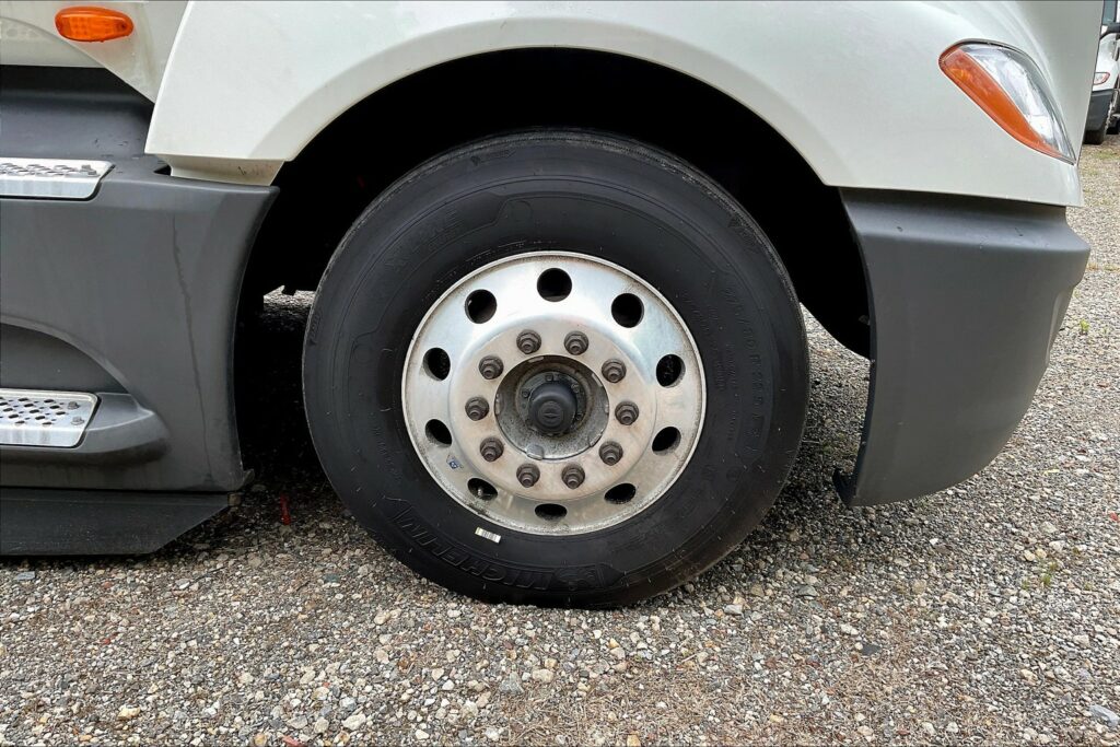 2021 CUM LT625 6×4 Sleeper