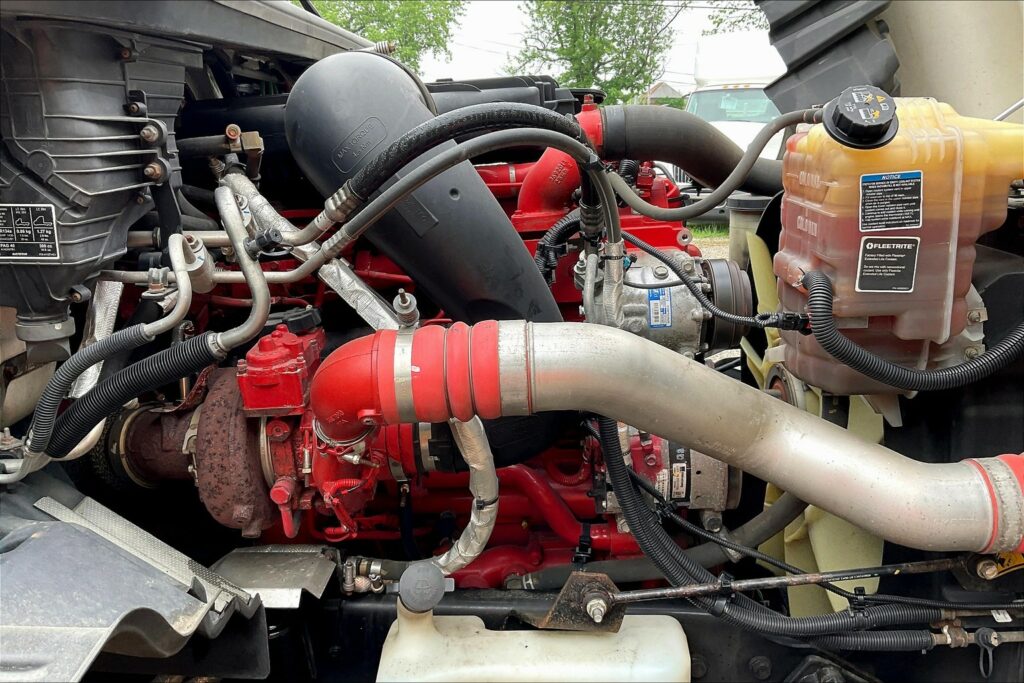 2021 CUM LT625 6×4 Sleeper