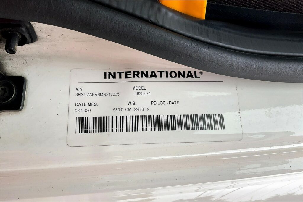 2021 CUM LT625 6×4 Sleeper