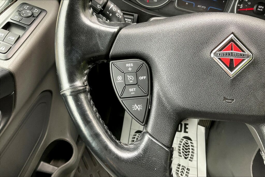 2021 CUM LT625 6×4 Sleeper