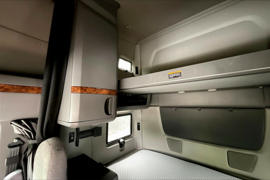 2021 CUM LT625 6×4 Sleeper