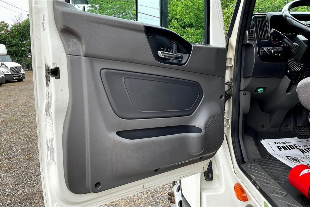 2021 CUM LT625 6×4 Sleeper