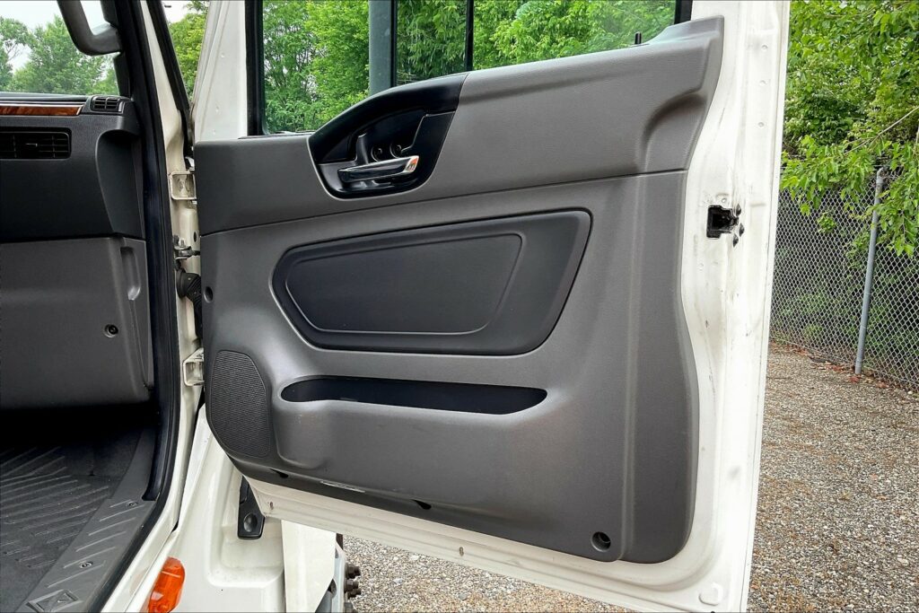 2021 CUM LT625 6×4 Sleeper