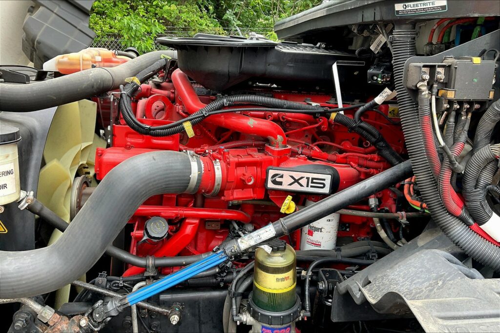 2021 CUM LT625 6×4 Sleeper