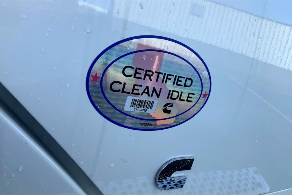 2021 CUM LT625 6×4 Sleeper