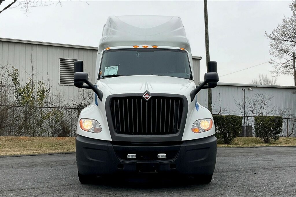 2021 CUM LT625 6×4 Sleeper