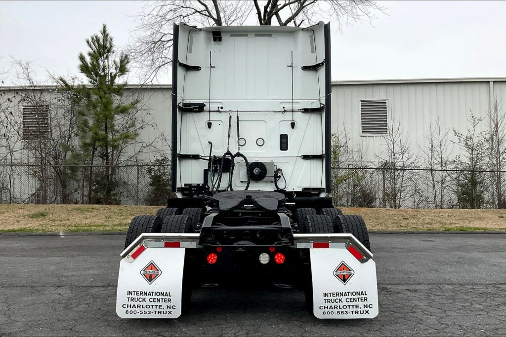 2021 CUM LT625 6×4 Sleeper