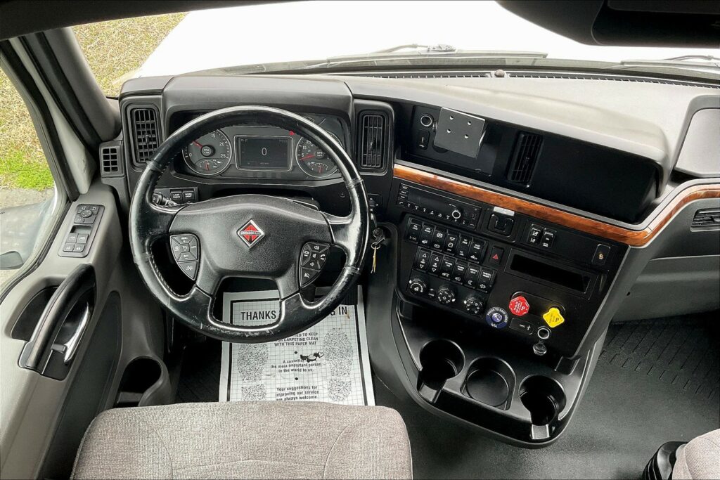 2021 CUM LT625 6×4 Sleeper