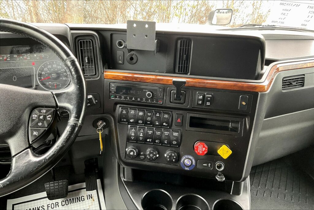 2021 CUM LT625 6×4 Sleeper