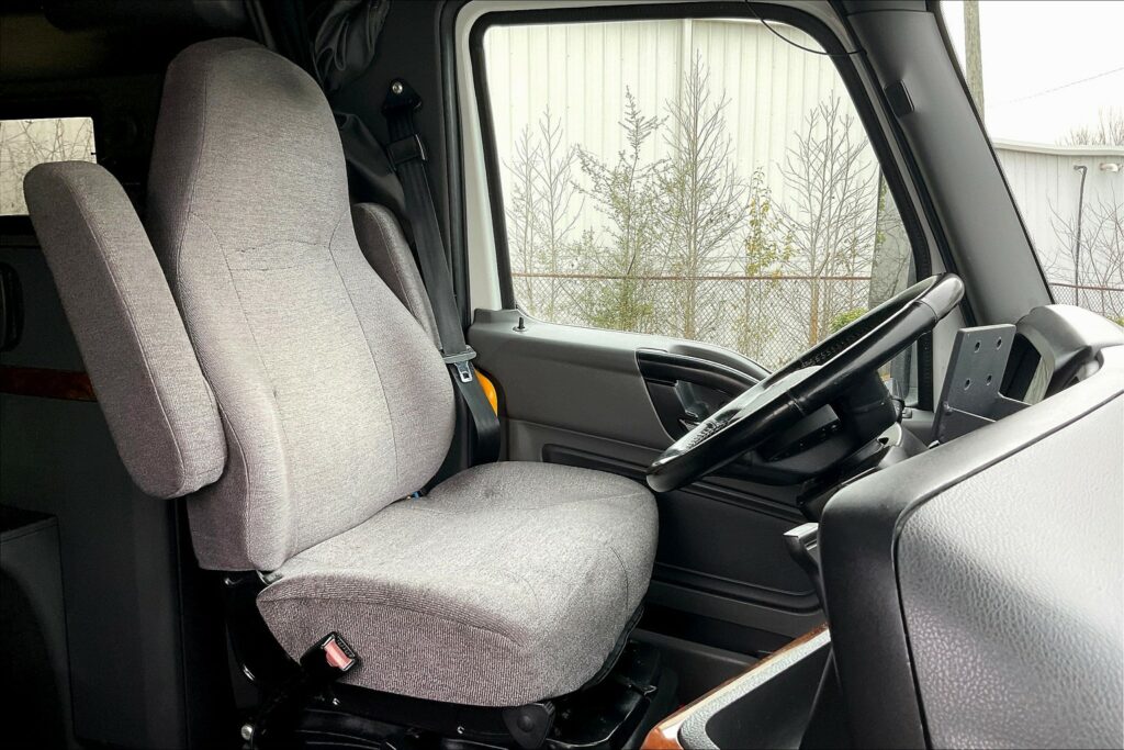 2021 CUM LT625 6×4 Sleeper