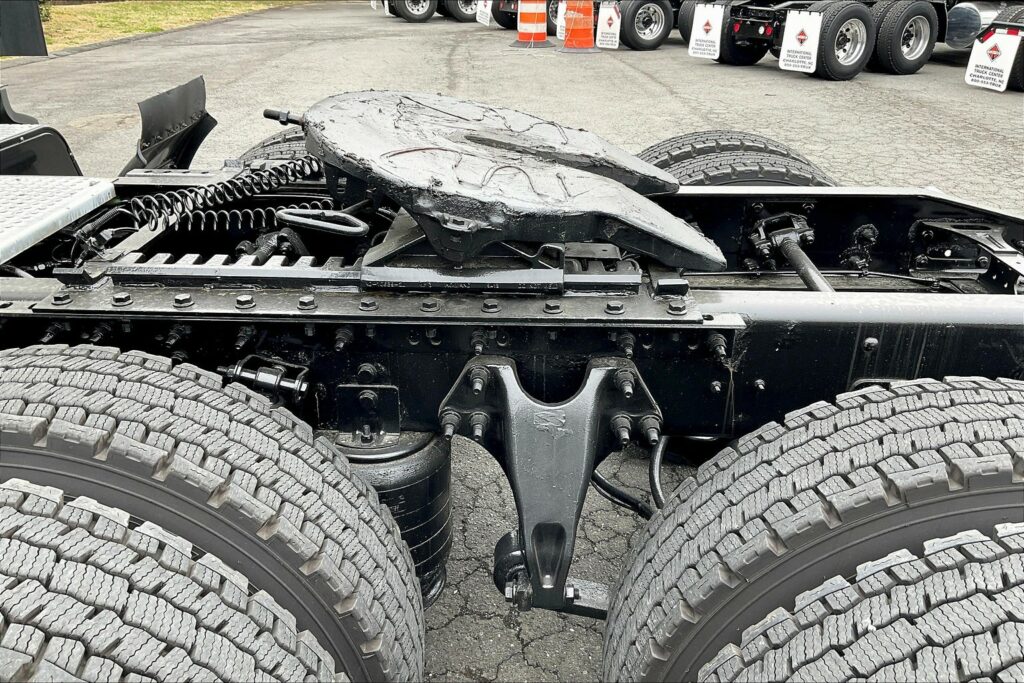 2021 CUM LT625 6×4 Sleeper