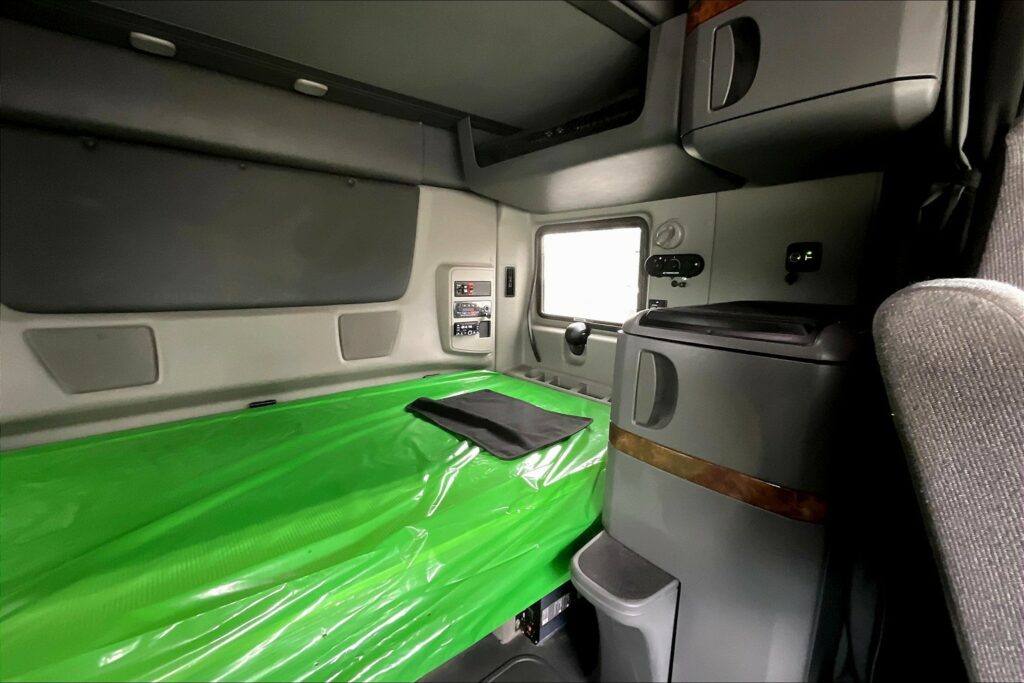 2021 CUM LT625 6×4 Sleeper