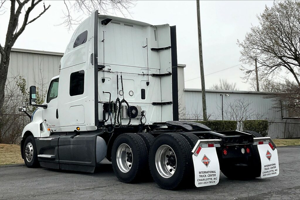 2021 CUM LT625 6×4 Sleeper