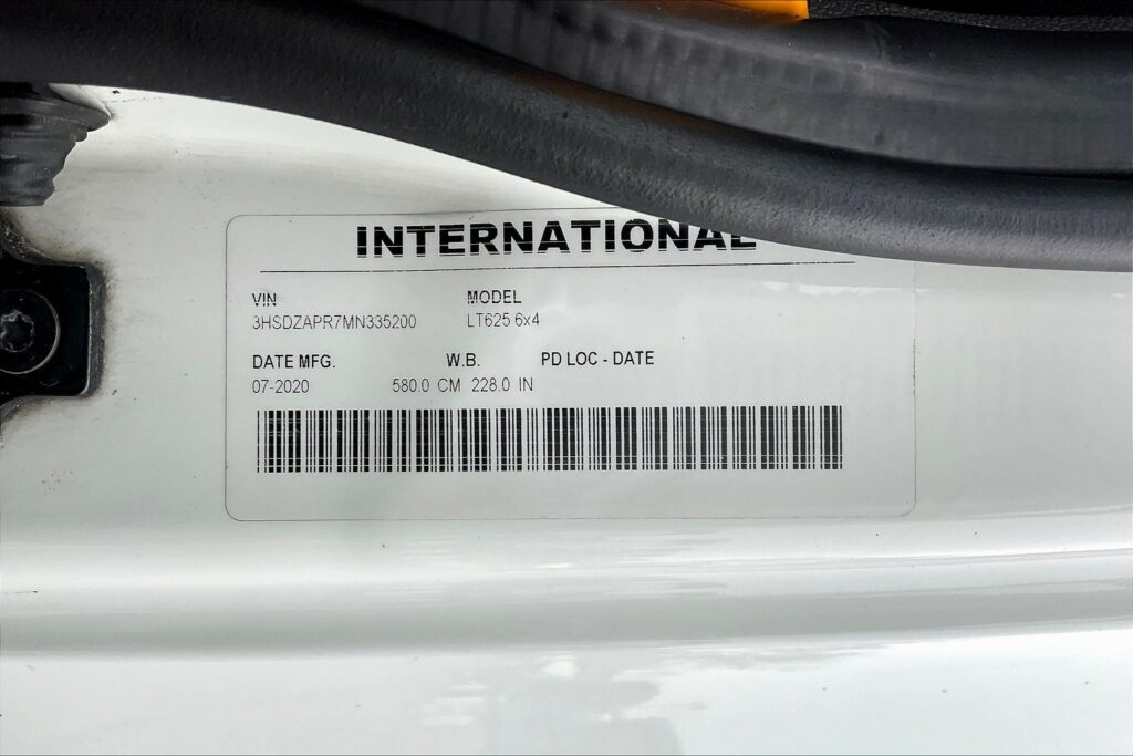 2021 CUM LT625 6×4 Sleeper