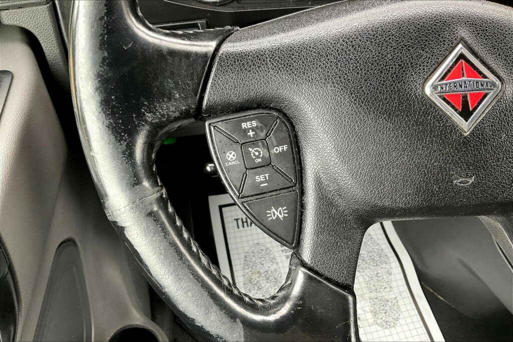 2021 CUM LT625 6×4 Sleeper