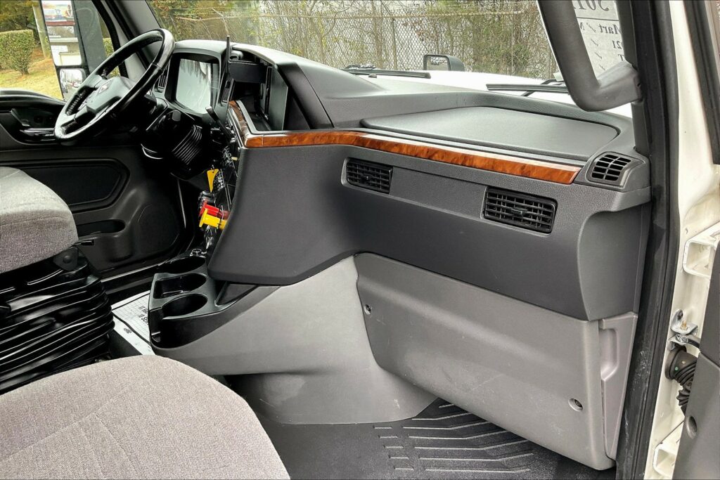 2021 CUM LT625 6×4 Sleeper