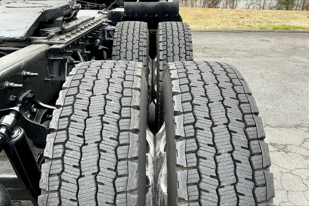 2021 CUM LT625 6×4 Sleeper