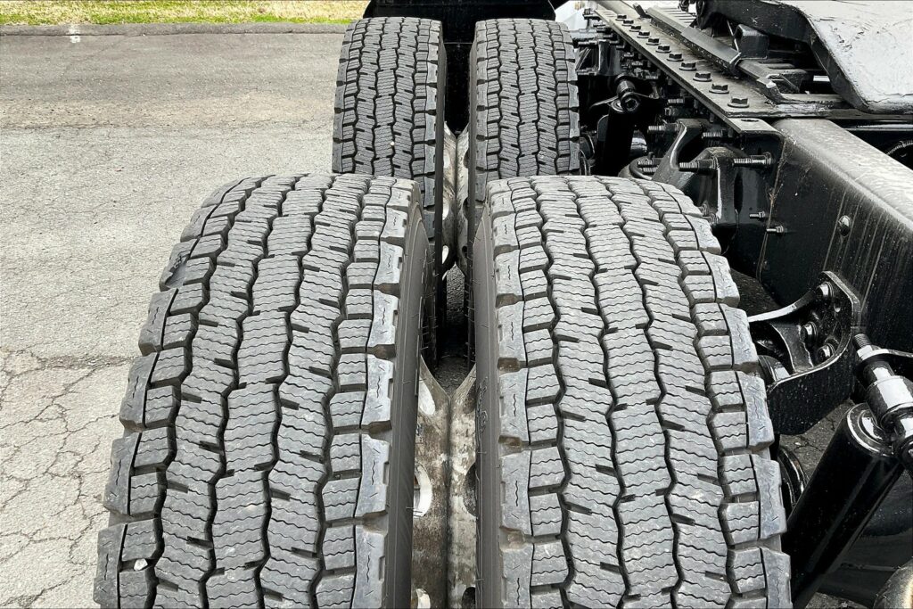 2021 CUM LT625 6×4 Sleeper