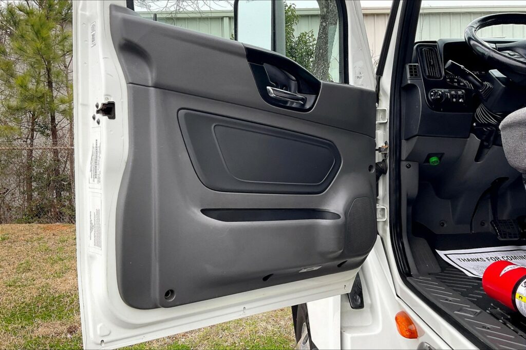 2021 CUM LT625 6×4 Sleeper