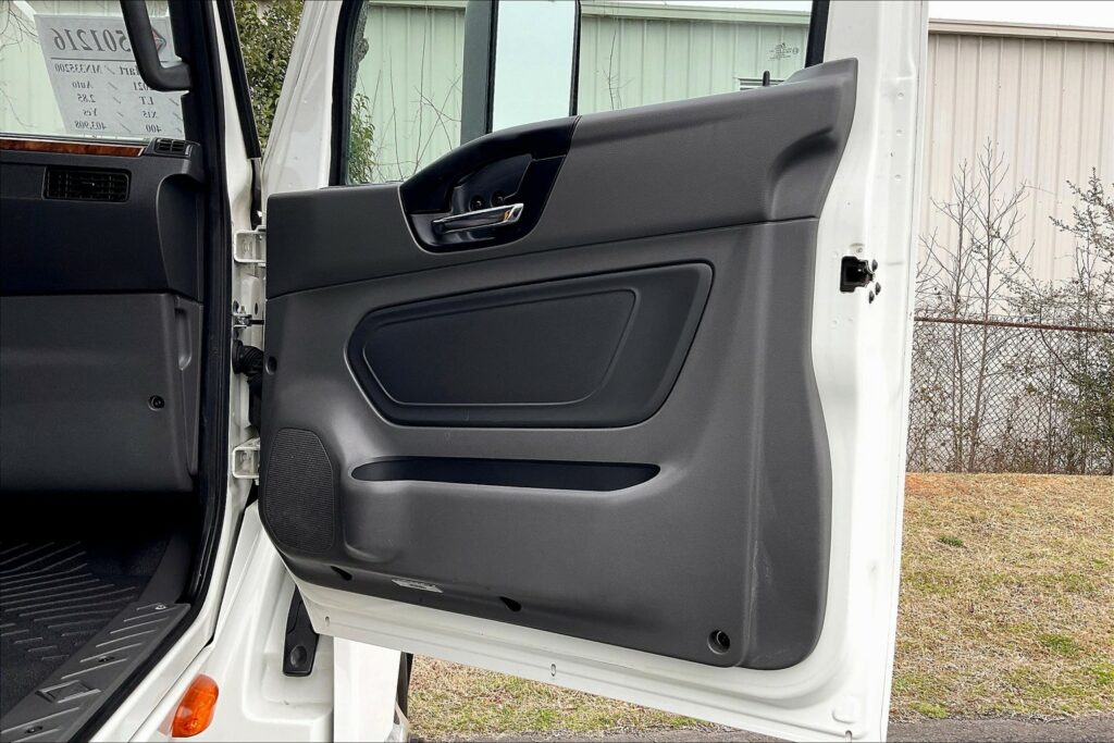 2021 CUM LT625 6×4 Sleeper