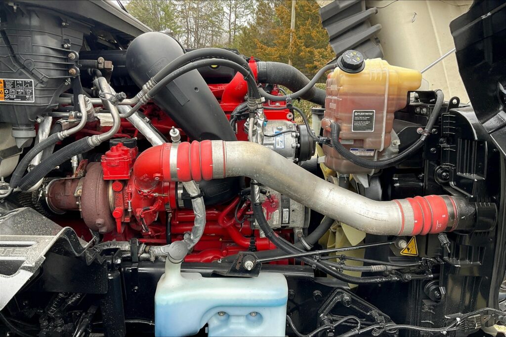 2021 CUM LT625 6×4 Sleeper