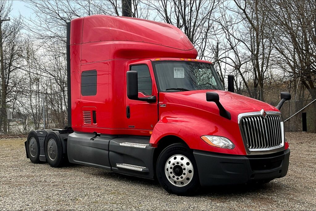 2021 CUM LT625 6×4 Sleeper