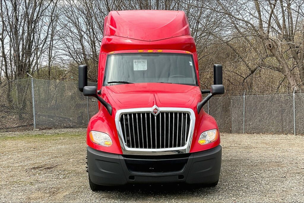 2021 CUM LT625 6×4 Sleeper