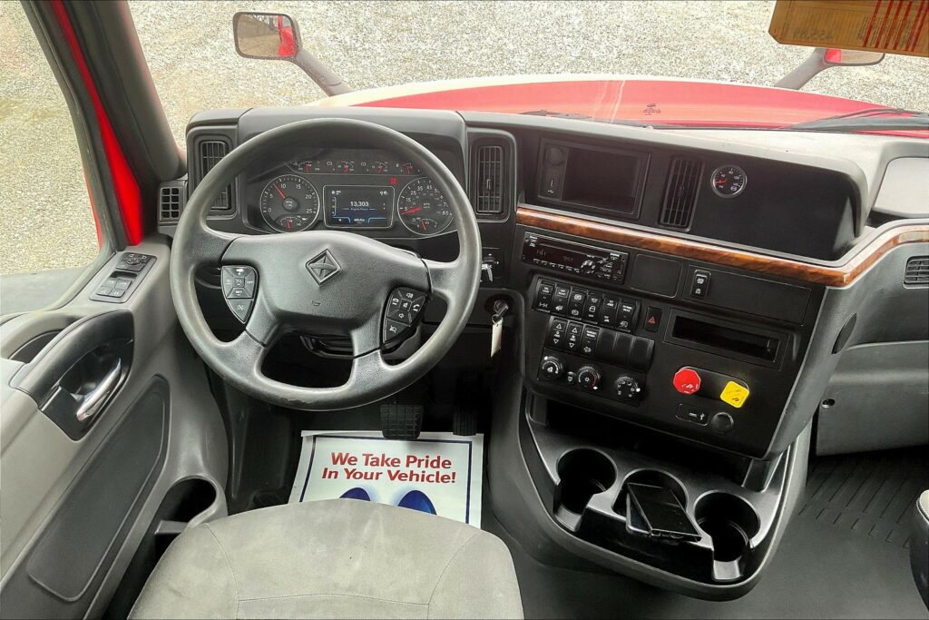 2021 CUM LT625 6×4 Sleeper