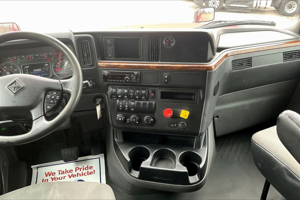 2021 CUM LT625 6×4 Sleeper