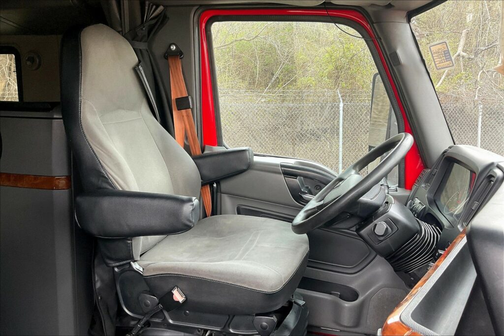 2021 CUM LT625 6×4 Sleeper