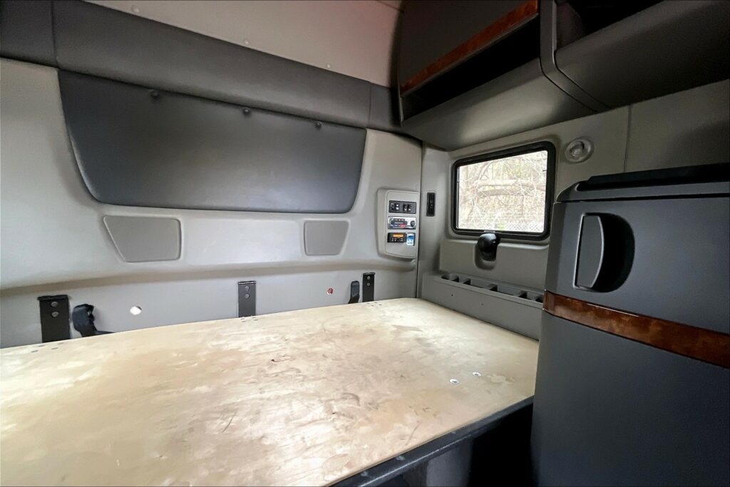 2021 CUM LT625 6×4 Sleeper