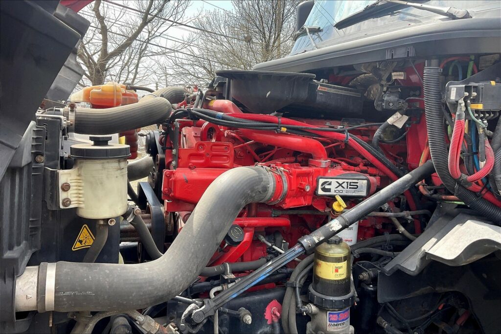 2021 CUM LT625 6×4 Sleeper