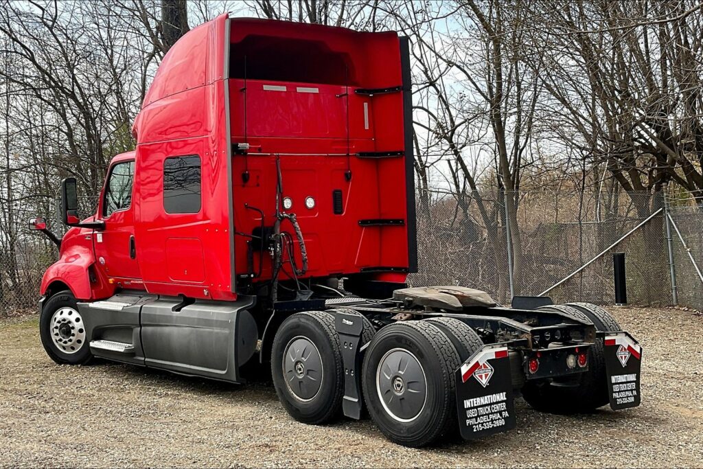 2021 CUM LT625 6×4 Sleeper