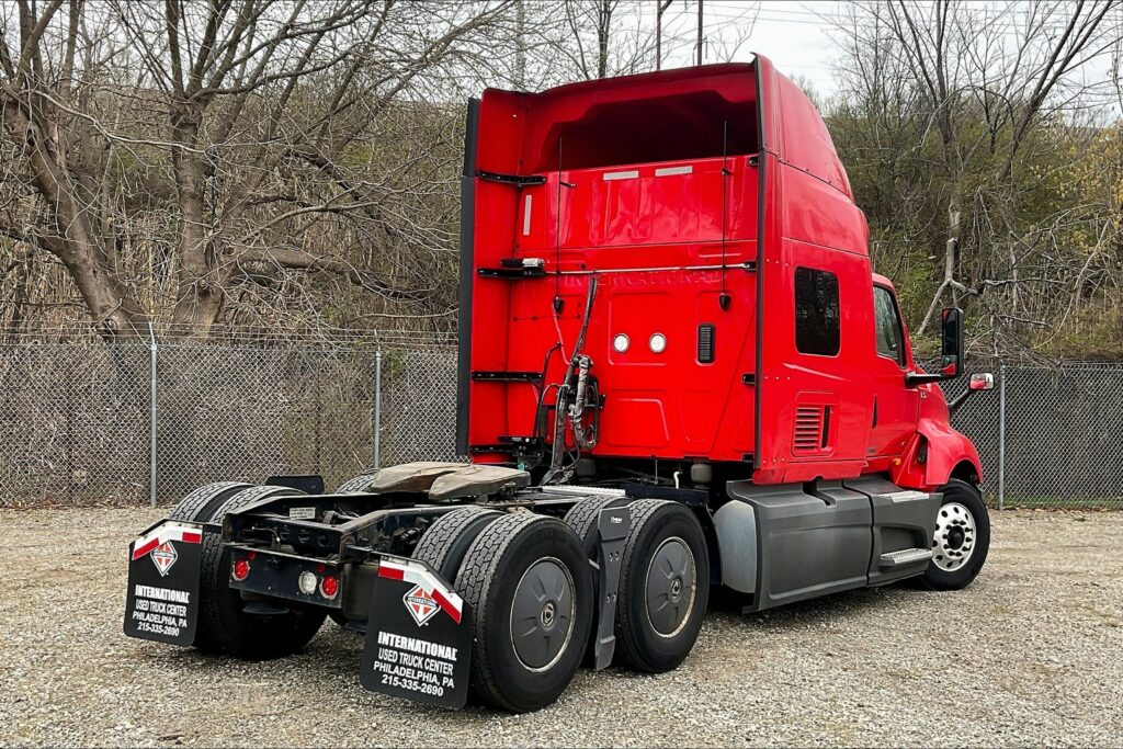 2021 CUM LT625 6×4 Sleeper