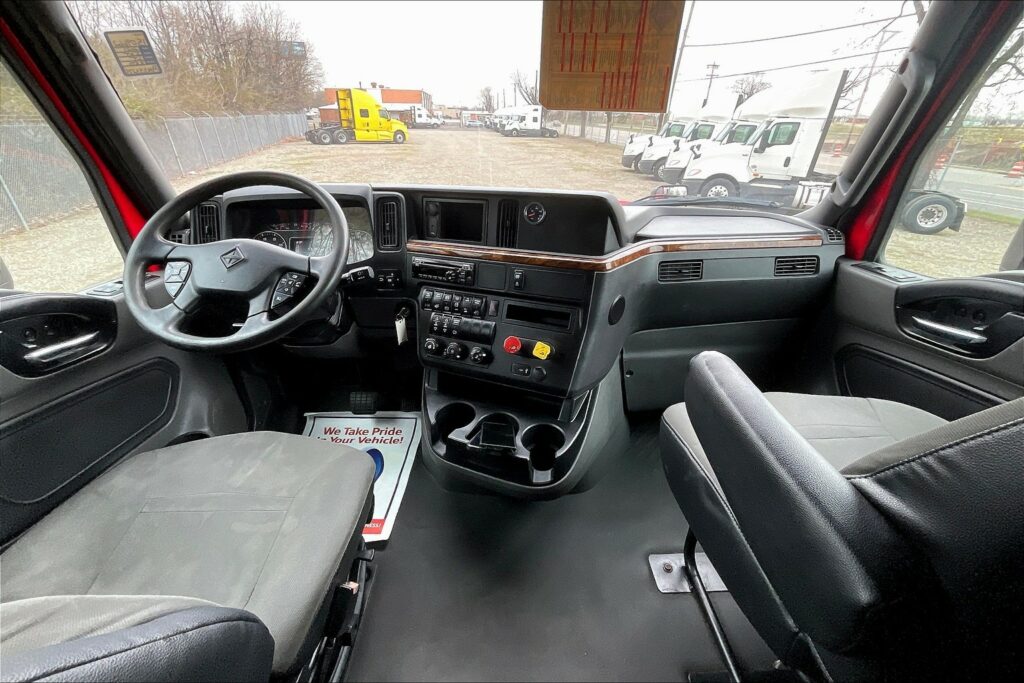 2021 CUM LT625 6×4 Sleeper