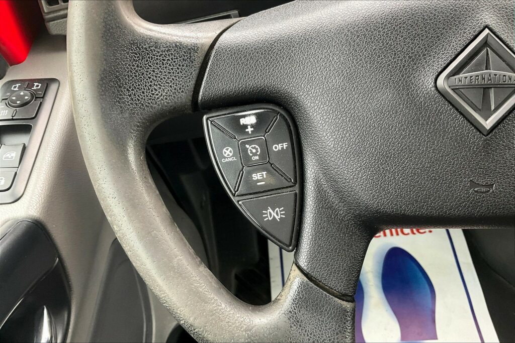 2021 CUM LT625 6×4 Sleeper