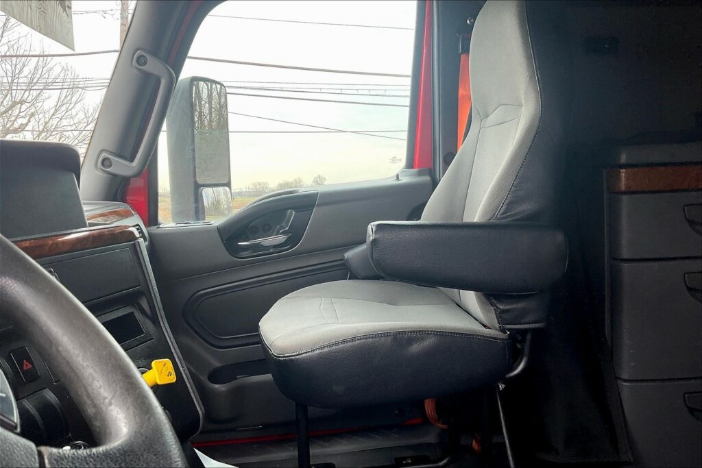 2021 CUM LT625 6×4 Sleeper