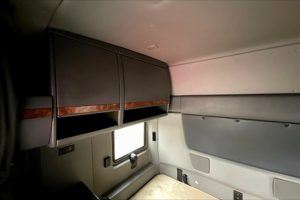 2021 CUM LT625 6×4 Sleeper