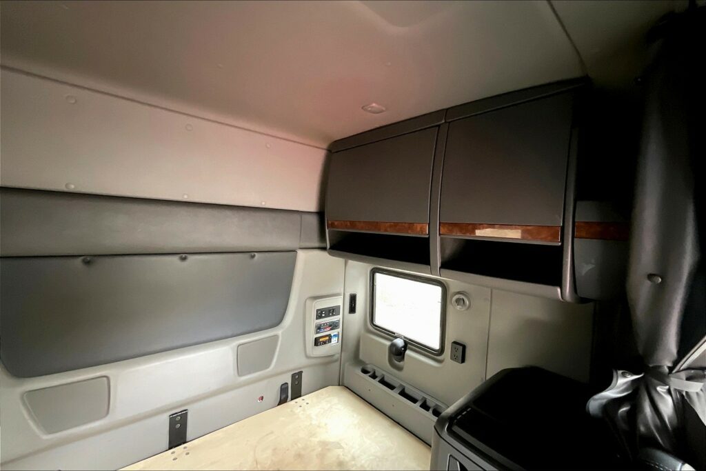 2021 CUM LT625 6×4 Sleeper