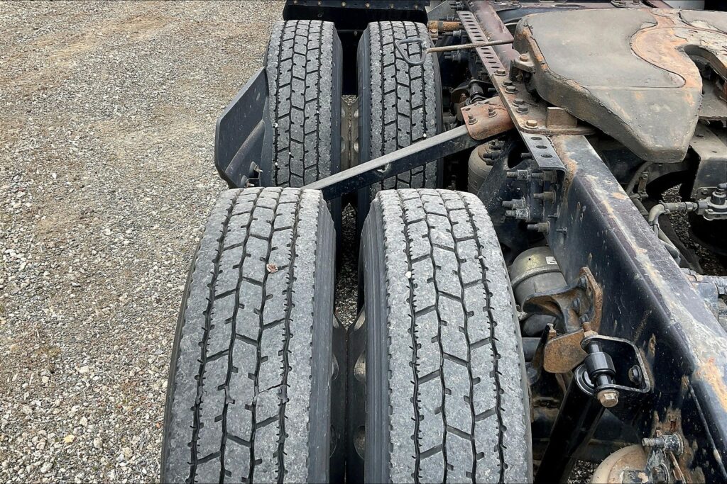 2021 CUM LT625 6×4 Sleeper