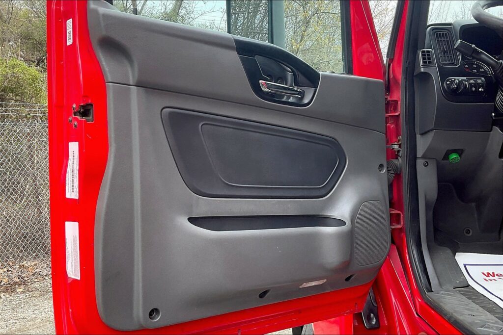 2021 CUM LT625 6×4 Sleeper