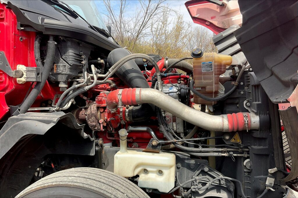 2021 CUM LT625 6×4 Sleeper