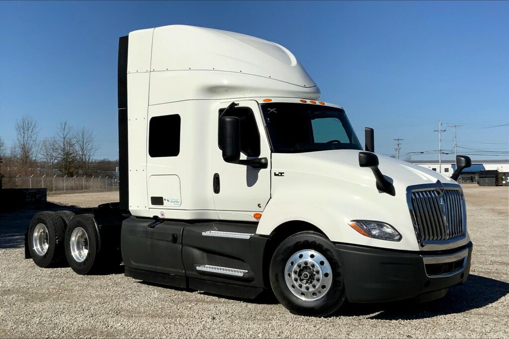 2022 CUM LT625 6×4 Sleeper