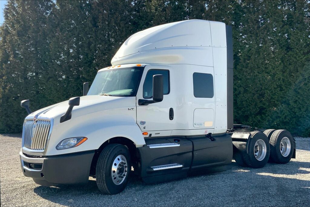 2022 CUM LT625 6×4 Sleeper