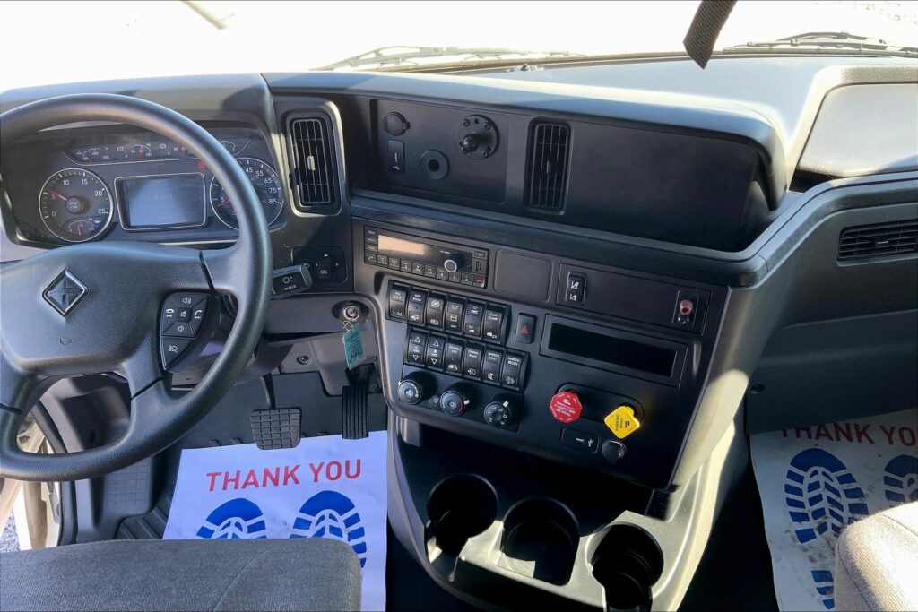 2022 CUM LT625 6×4 Sleeper