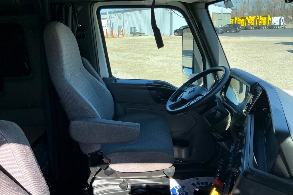 2022 CUM LT625 6×4 Sleeper