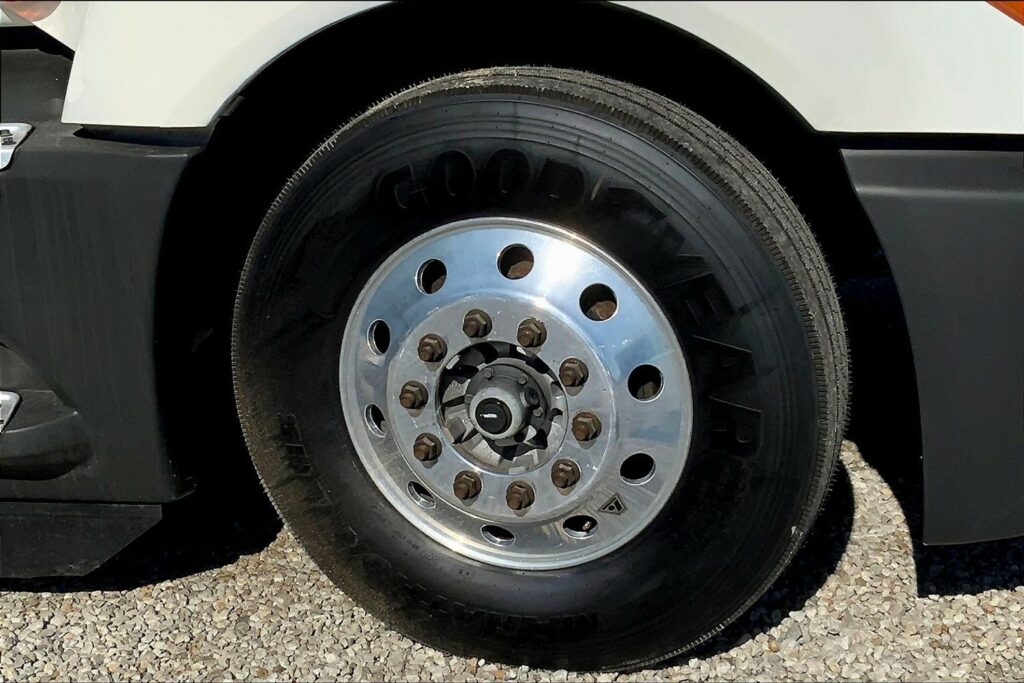 2022 CUM LT625 6×4 Sleeper